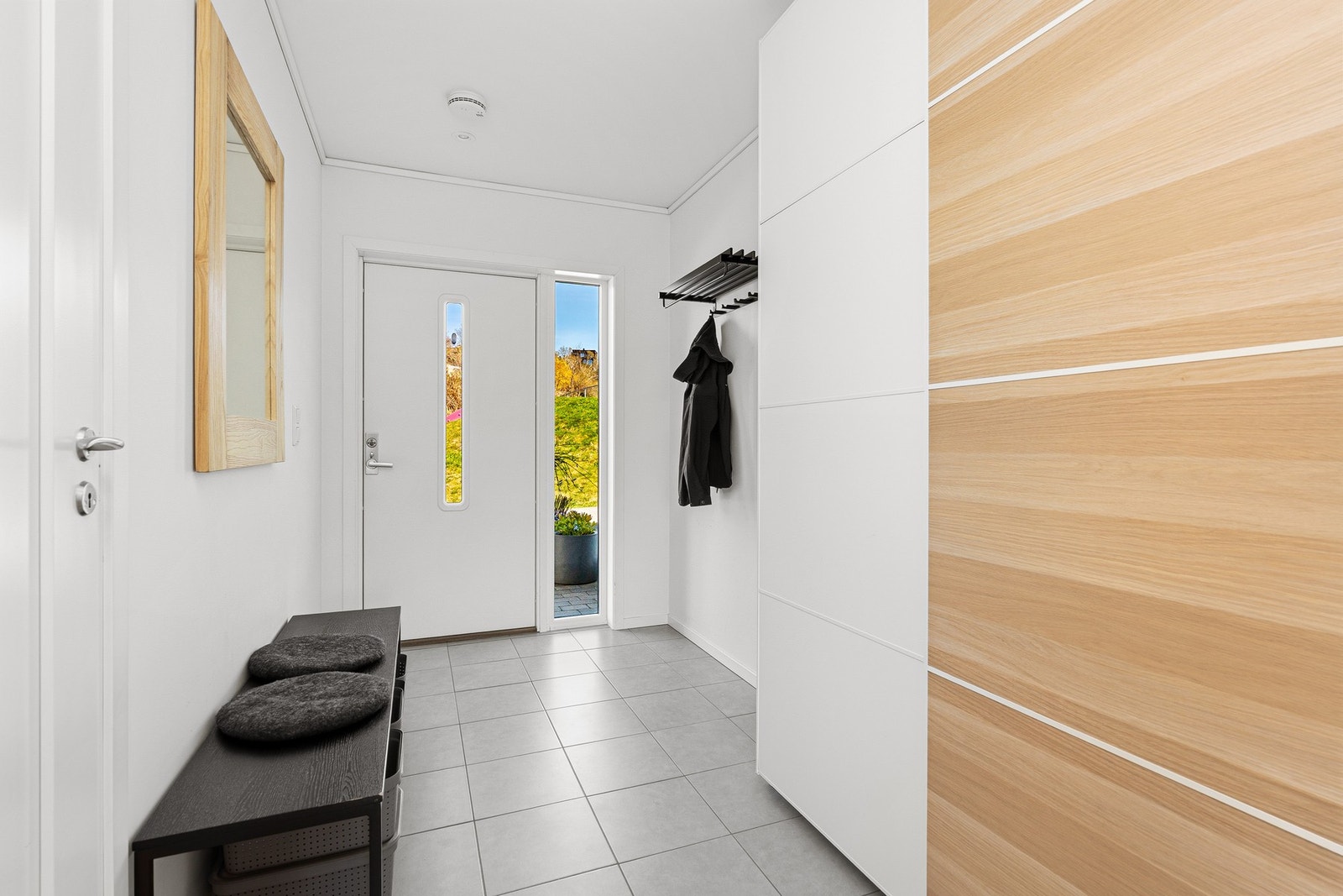 - Velkommen inn | Innbydende gang med stor skyvedøsrgarderobe for oppbevaring - Galleribilde