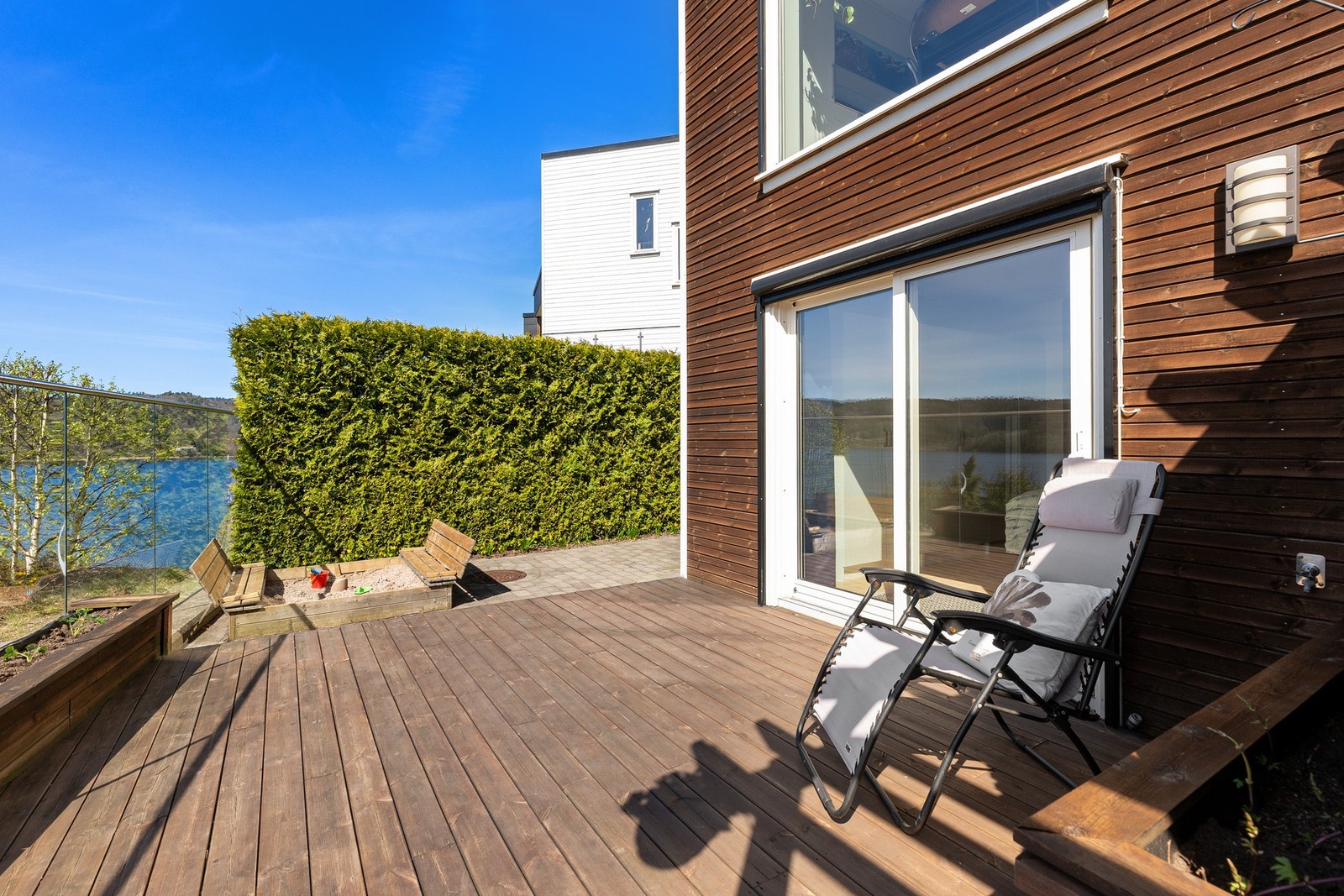 - Fra soverommet og skyvedøren er det direkte utgang til stor terrasse som blir mye brukt |Tilkomst/adkomst til terrassen via utvendig trapp - Galleribilde