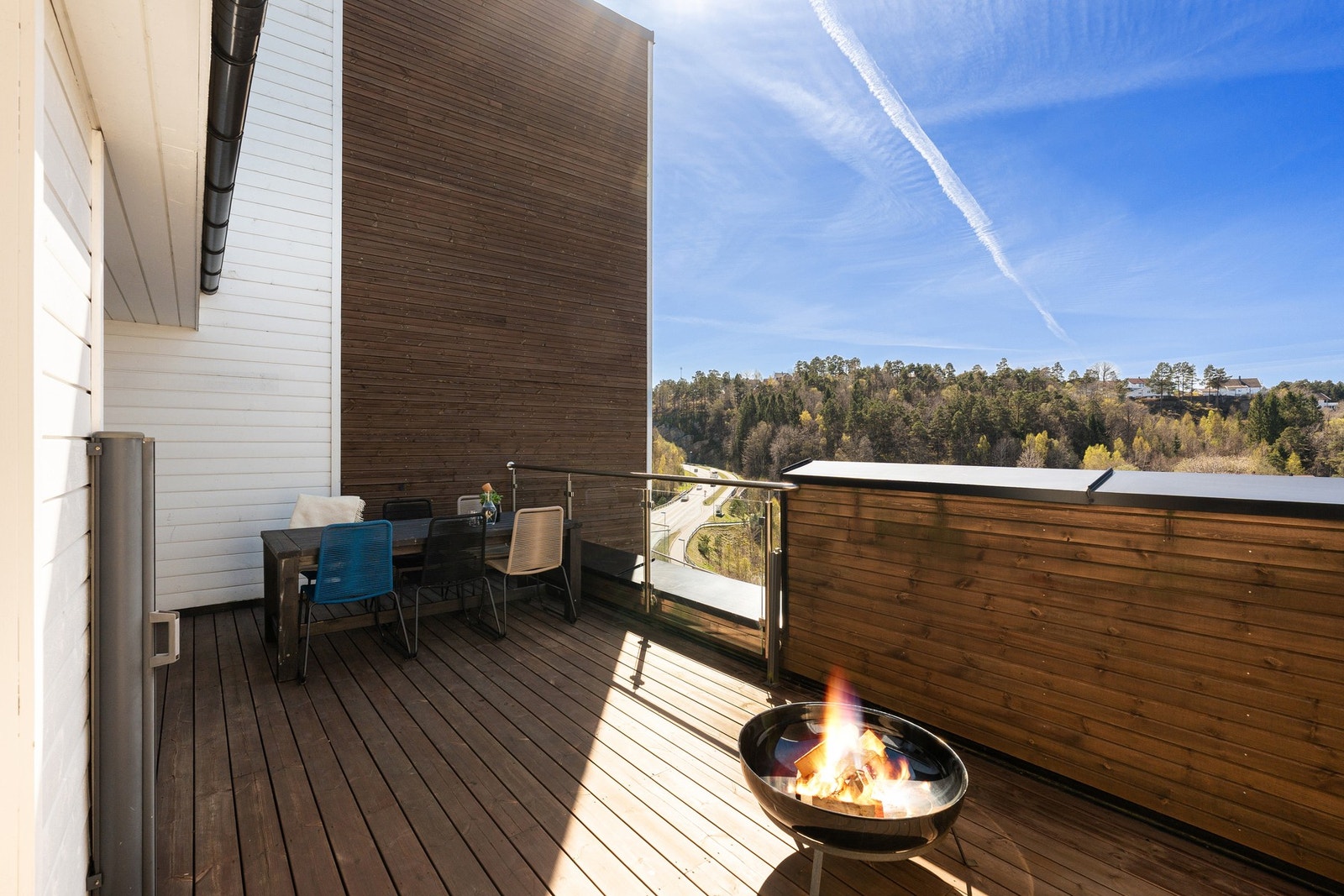 - Fra øverste etasje er det også utgang til takterrasse | Praktisk utvendig bod - Galleribilde