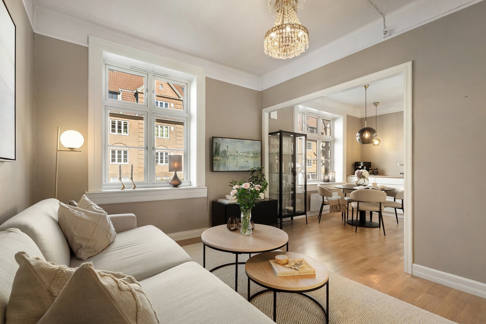 Stuen har dels åpen kjøkkenløsning Galleribilde
