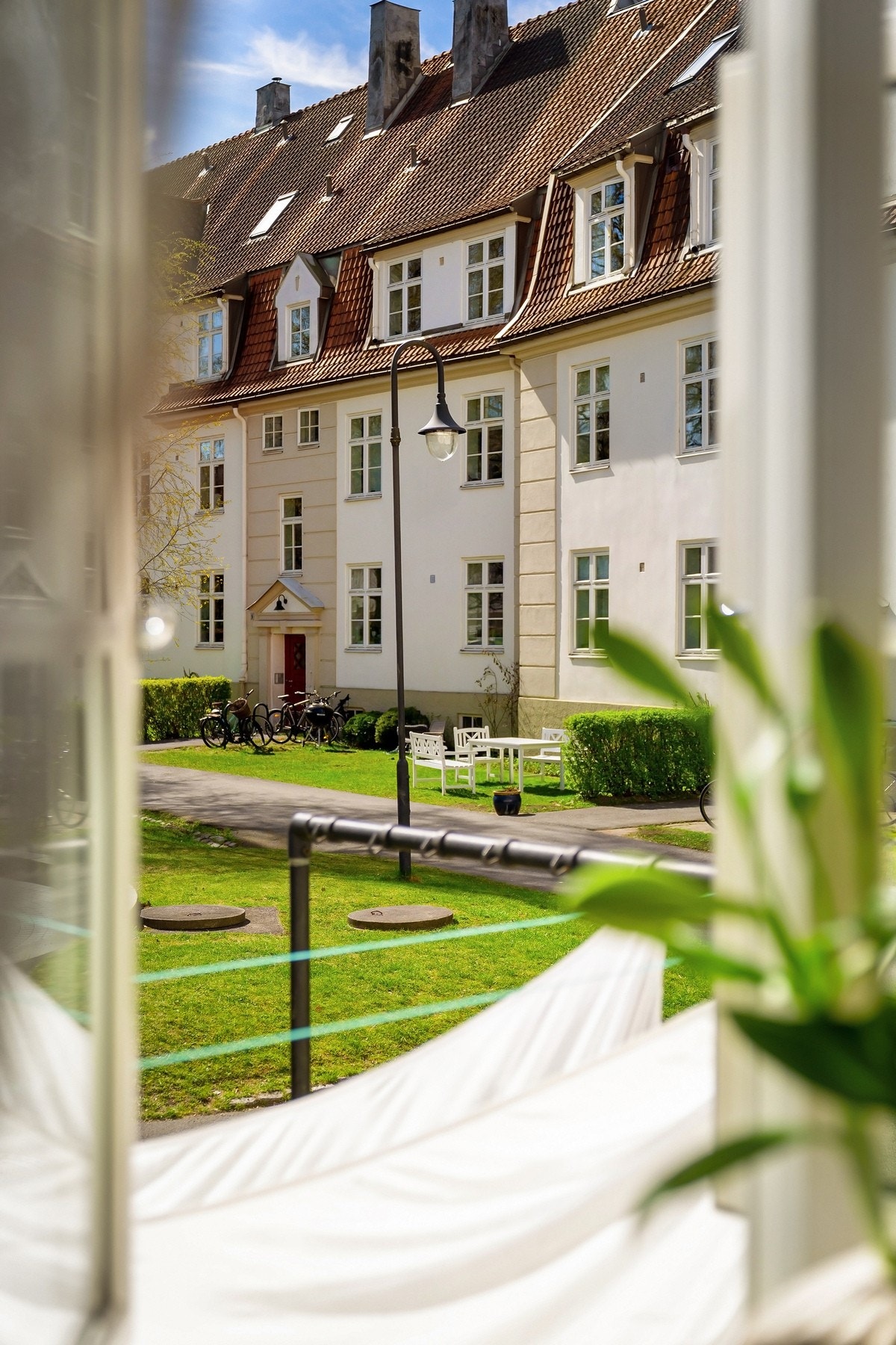 ...vendt mot den rolige bakgården Galleribilde