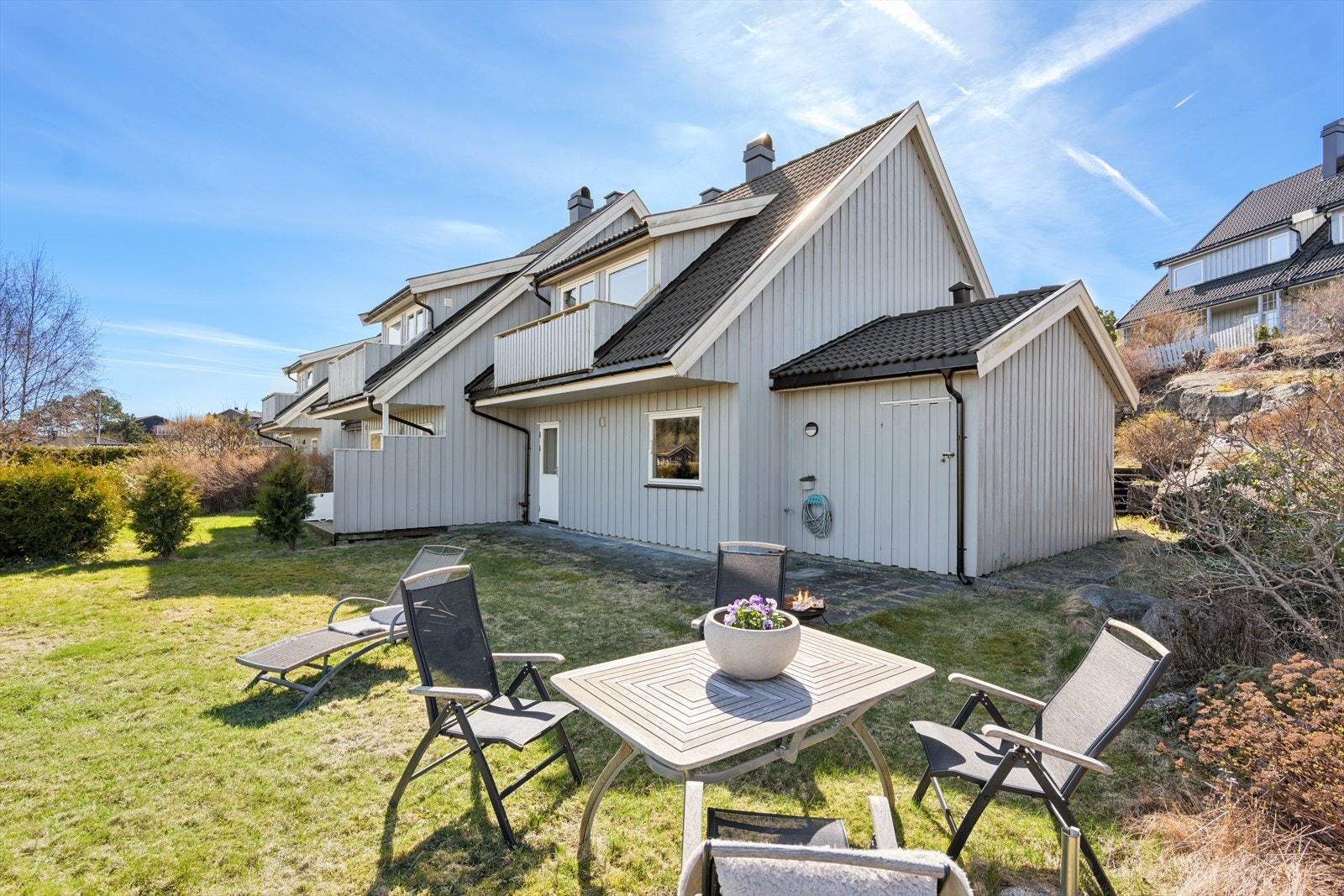 Her har du en flott hage beliggende nær friareal og med god plass til sittegruppe og lekeplass for barna. Galleribilde