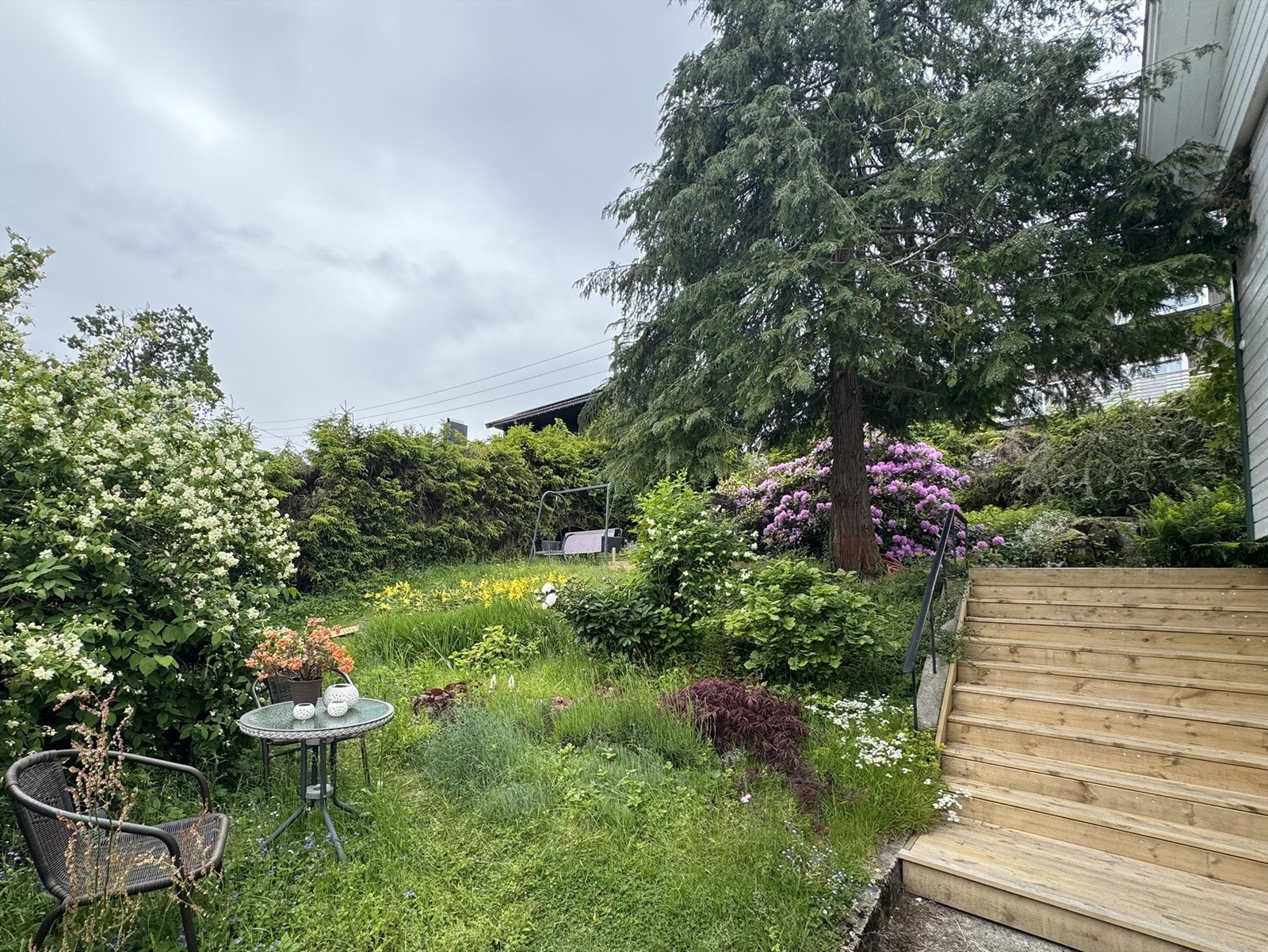 Eieren har brukt mange år på å opparbeide hagen som en typisk engelsk hage, ofte referert til som en cottage garden - en uformell, frodig og sjarmerende stil som blander prydplanter med nyttevekster Galleribilde