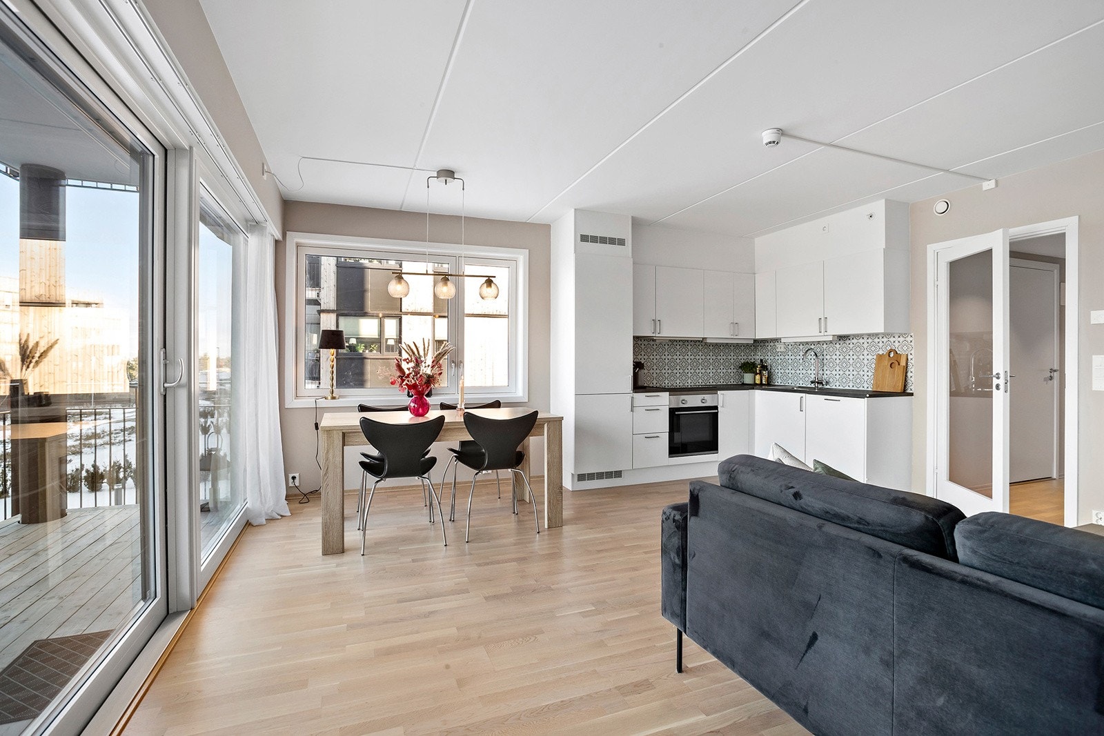 Det er plass til både sittegruppe og spisestue Galleribilde