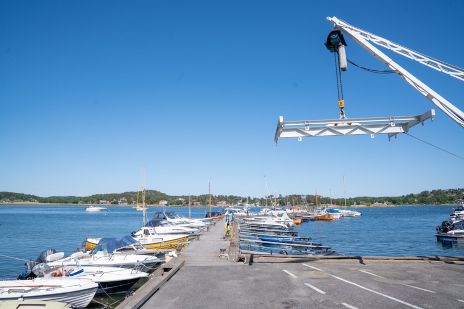 Lahelle bryggen har også egen kran for å sette ut båten Galleribilde