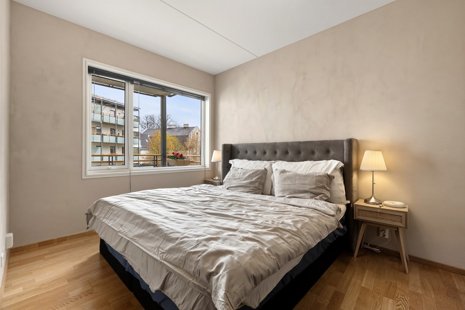 Leiligheten har to gode soverom med adkomst fra gangen. Galleribilde