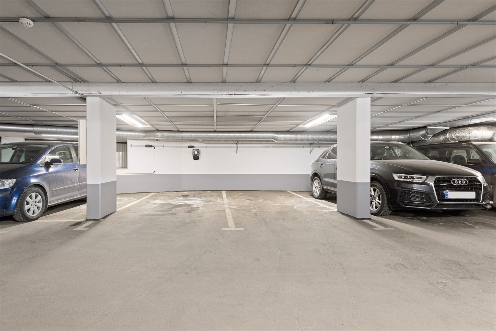 Medfølgende garasjeplass i lukket anlegg. Galleribilde