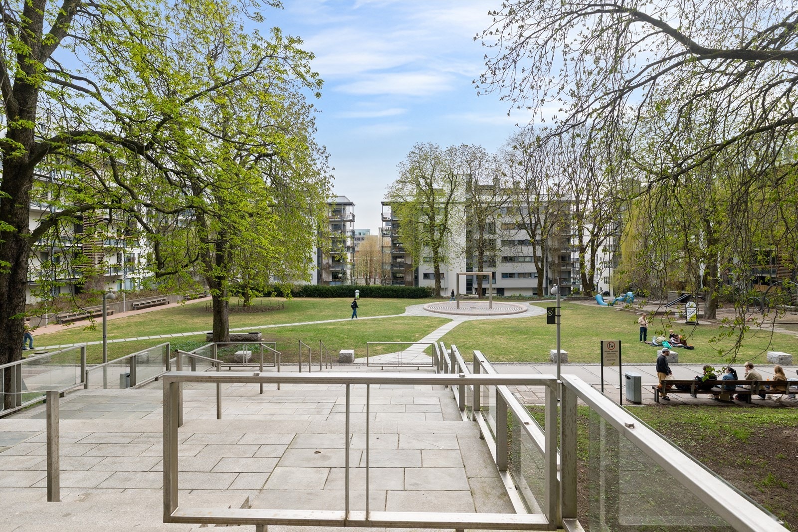 Leiligheten ligger i populære Pilestredet Park, et svært ettertraktet område for deg som ønsker å bo sentralt, men samtidig omgitt av frodige parkområder. Galleribilde