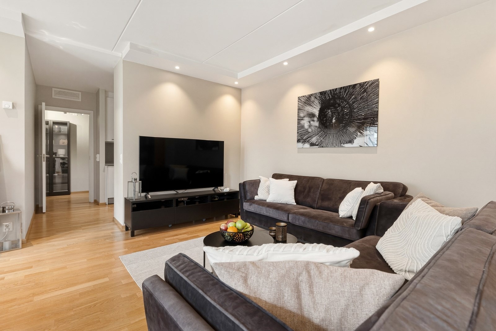 Overflatene består av pen parkett, malte vegger og downlights i himling.Veggene er malt i senere tid og holdt i en lun fargetone som passer godt med gulvet og interiøret for øvrig. Galleribilde