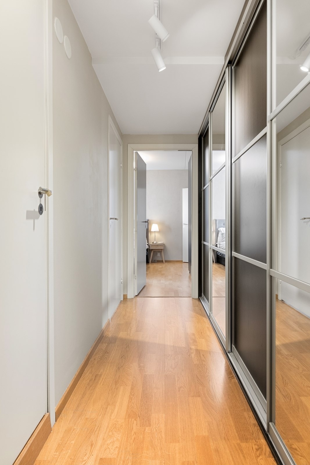Langs veggen er det en romslig skyvedørsgarderobe med god plass til yttertøy, sko og annet. Galleribilde