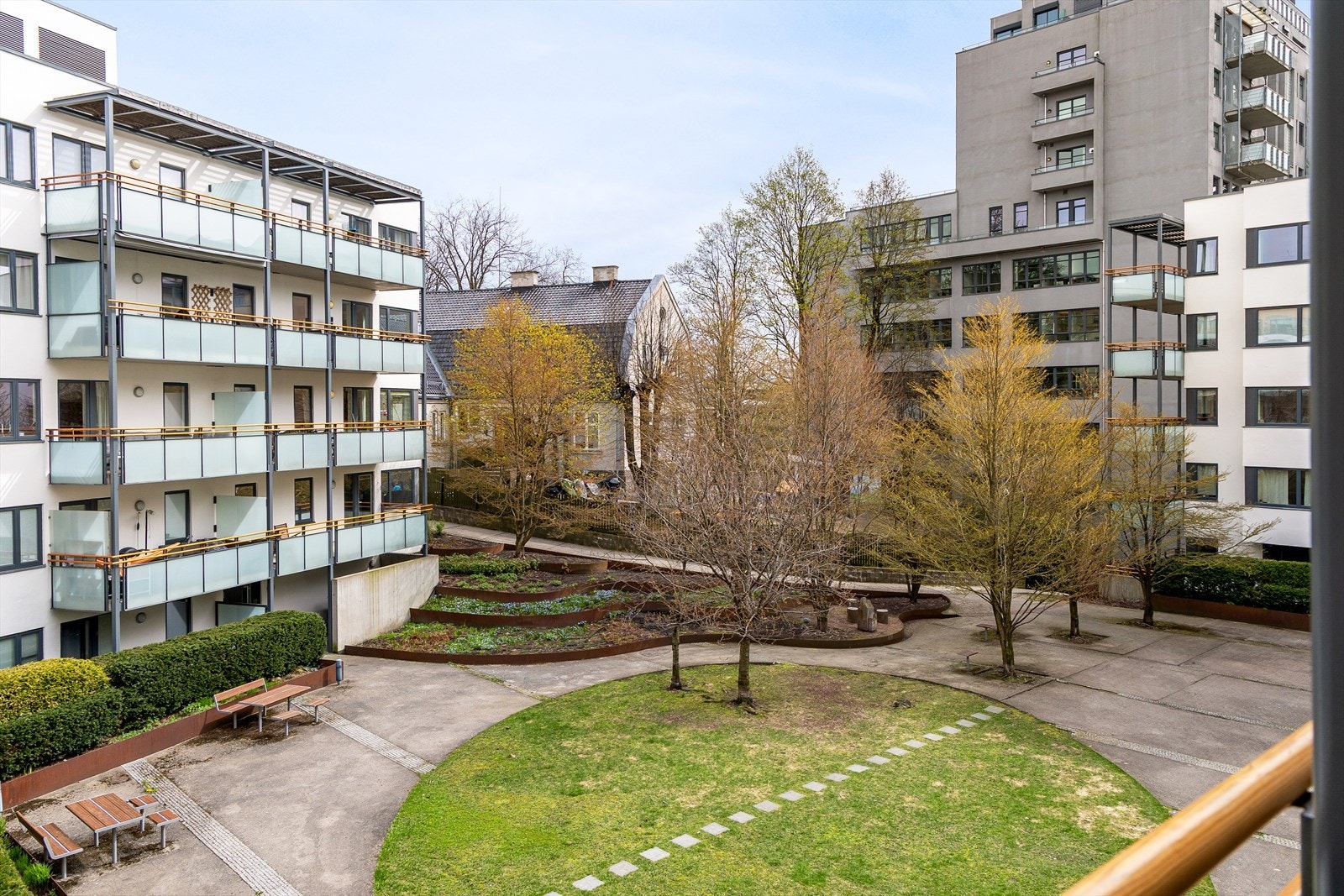 Fra balkongen er det hyggelig utsyn mot frodig og hyggelig gårdsrom. Galleribilde