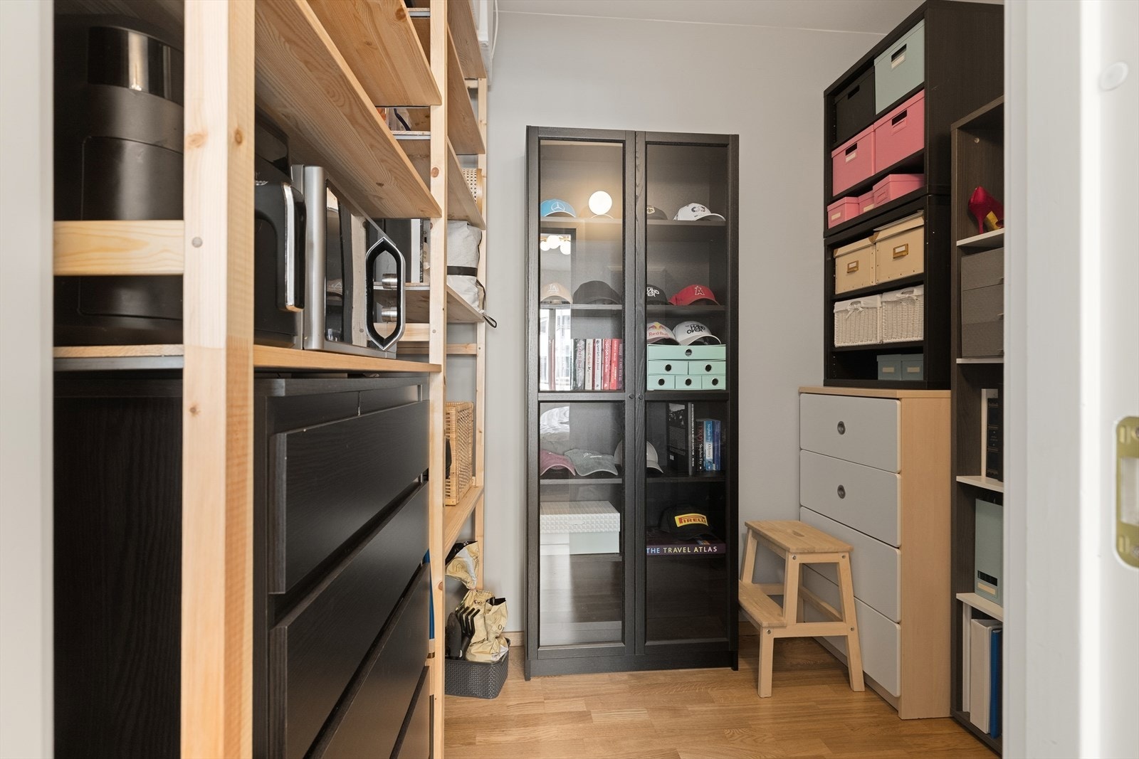 Perfekt for oppbevaring av alt av tekstiler, støvsuger, tørkestativ og mye mer. Galleribilde