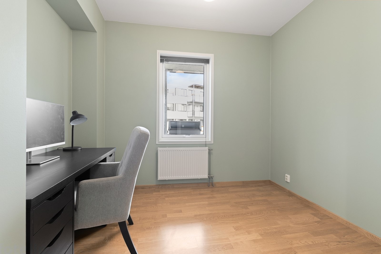 Soverom 2 har plass til seng, nattbord og garderobeskap. Galleribilde