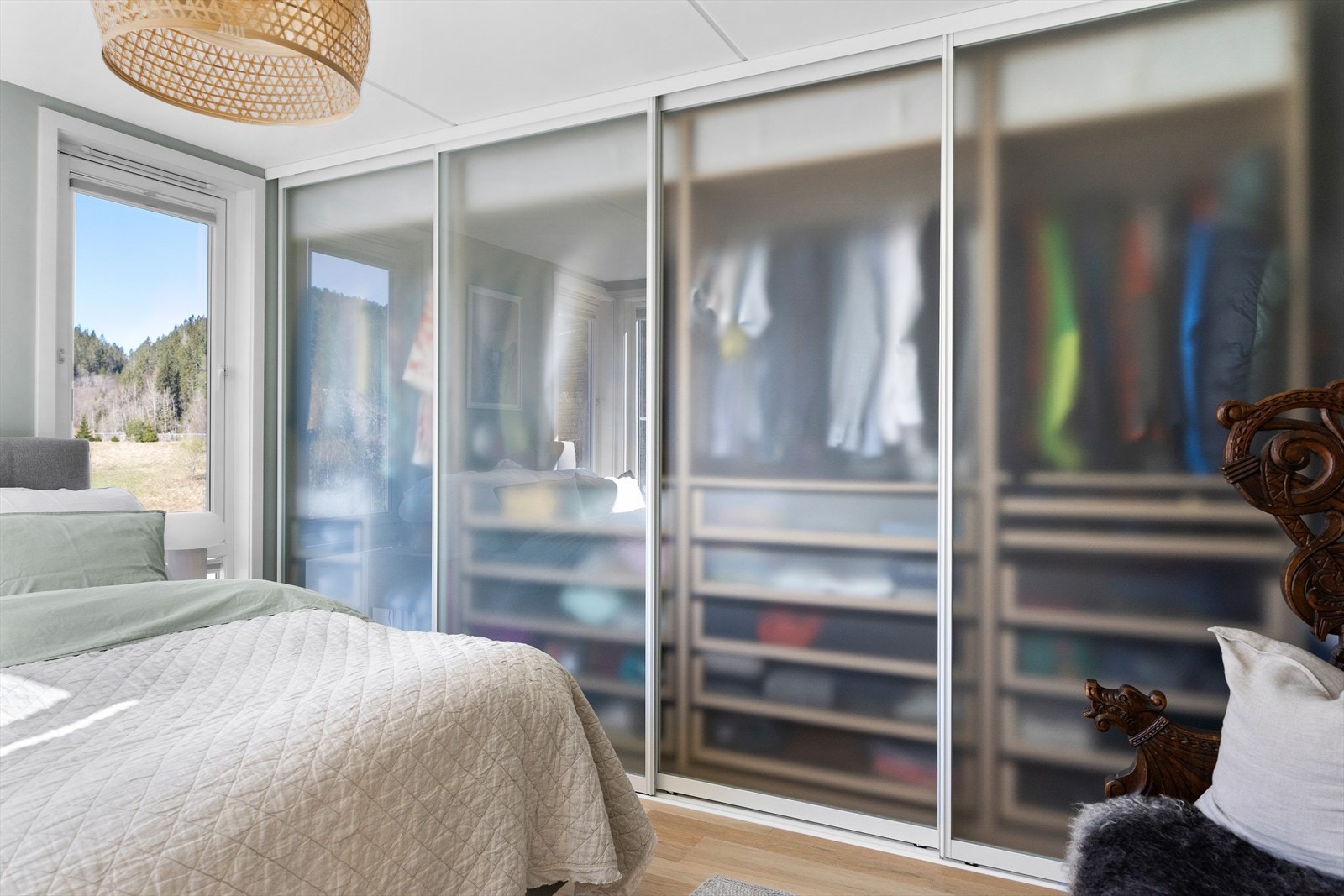 Langs hele veggen er det etablert en romslig skyvedørsgarderobe med gode oppbevaringsmuligheter. Galleribilde