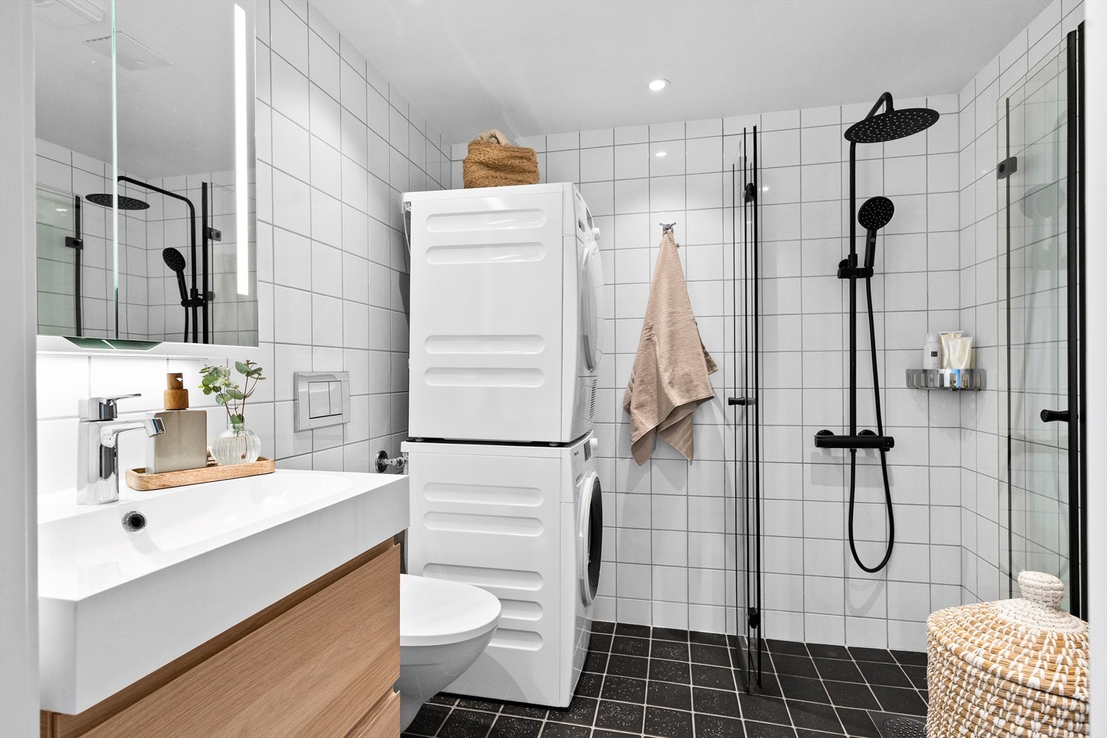 Stilrent, flislagt baderom med downlights i himlingen og gulvvarme. Galleribilde