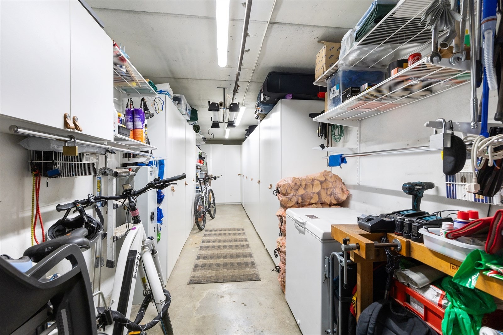 Leiligheten disponerer en helt unik kjellerbod på ca. 19 kvadratmeter, fullt ut installert med skap og hyller. Galleribilde