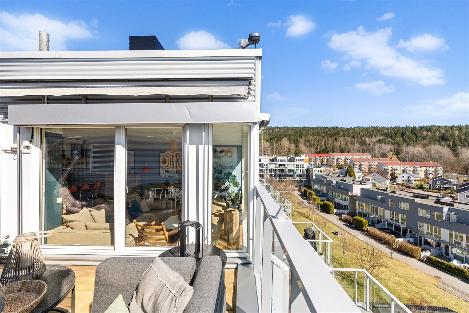Takterrassen er utstyrt med markise, som gir gode sol- og skjermingsforhold. Galleribilde