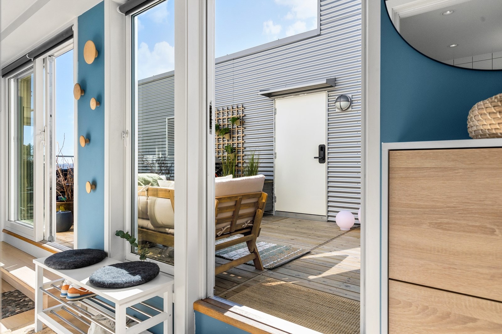 Fra stuen trer du direkte ut på en imponerende takterrasse på hele 45 m². Galleribilde