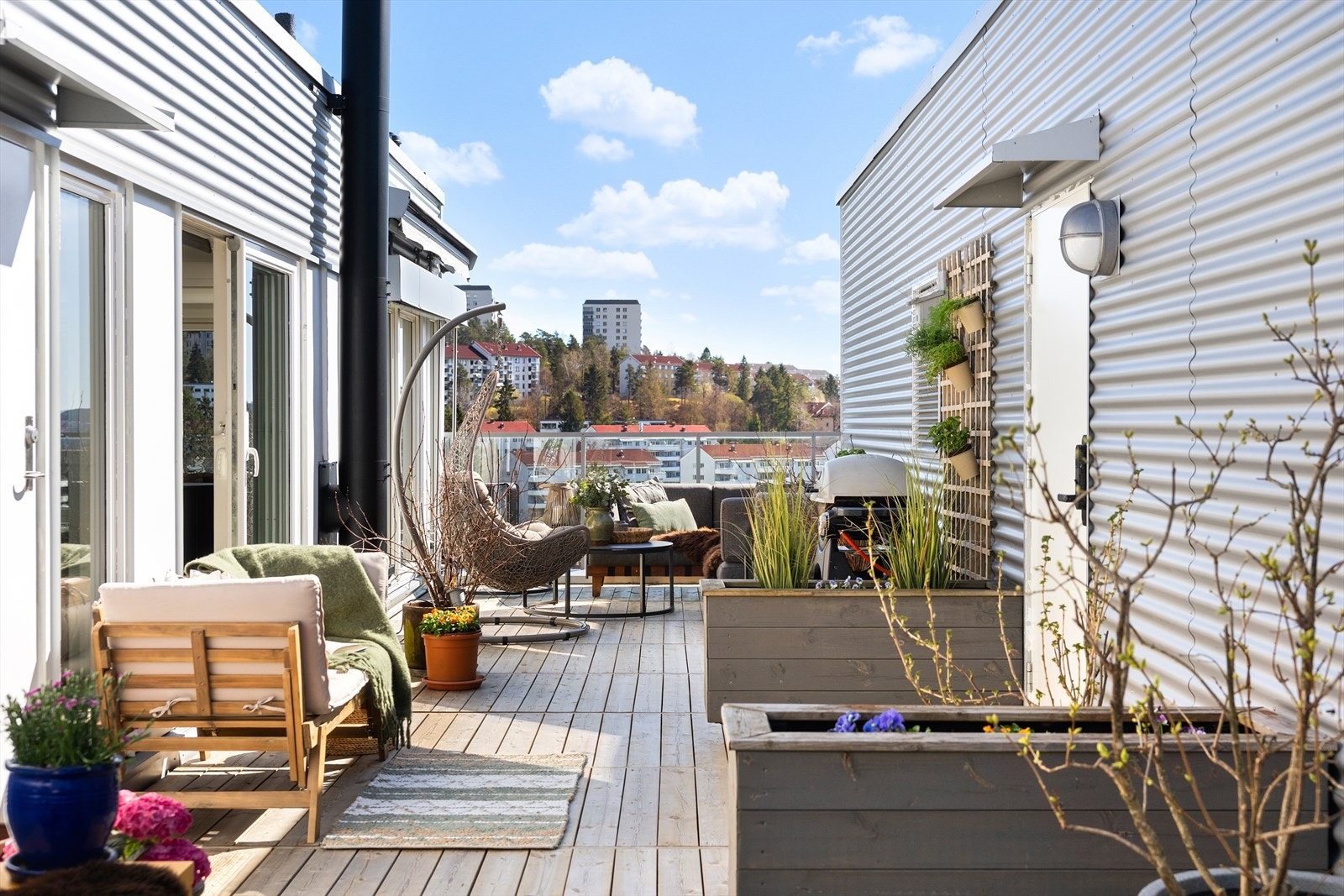 Terrassen fremstår som en naturlig forlengelse av oppholdsrommet, med rikelig plass til å etablere flere soner; alt fra romslig loungegruppe og spiseplass til grillområde og grønne innslag. Galleribilde