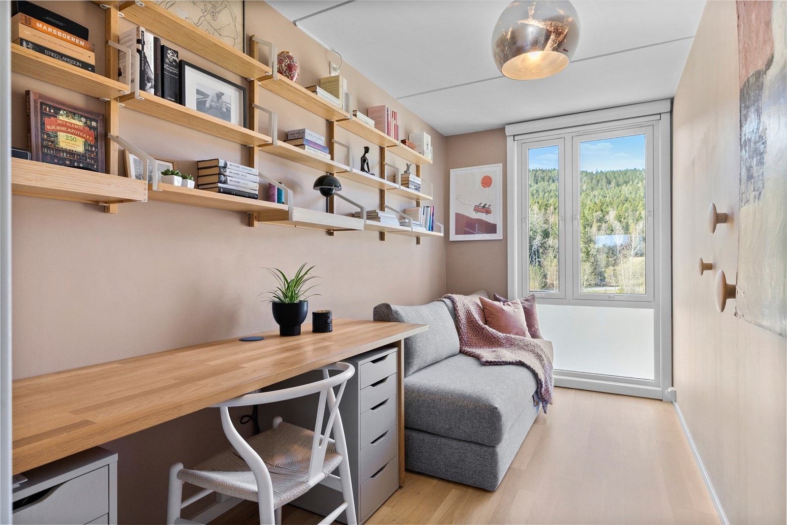 Soverom 2 har plass til både seng og øvrige møbler. Veggene er malt i en varm, delikat beige tone som gir rommet en lun og behagelig atmosfære, samtidig som vindusflaten slipper inn godt med naturlig lys. Galleribilde