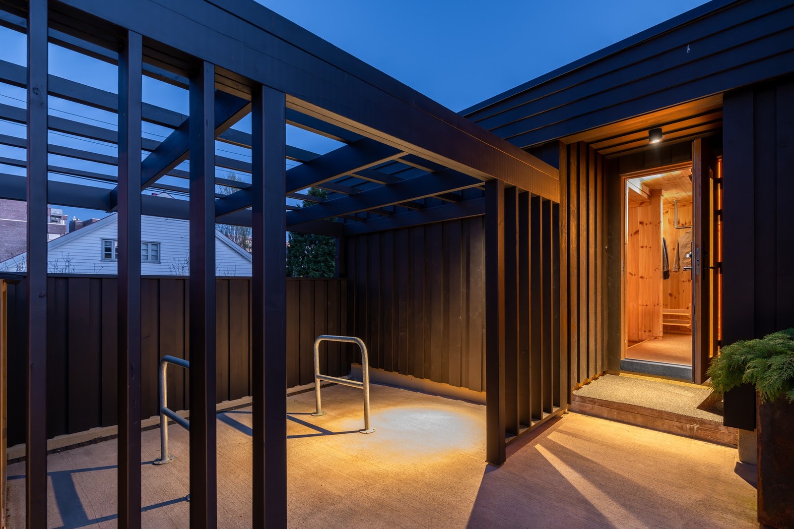 Utenfor inngangspartiet er det bygget sykkelparkering i pergola. Galleribilde