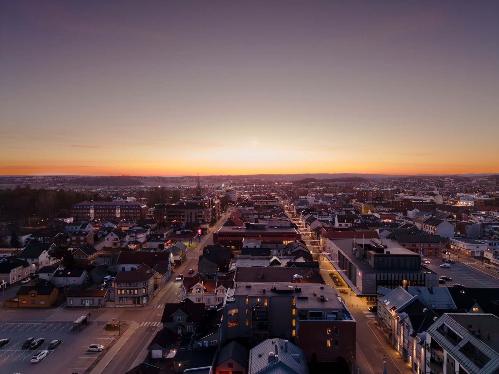 Stemningsbilde over Sarpsborg by på kvelden tatt fra terrassen Galleribilde