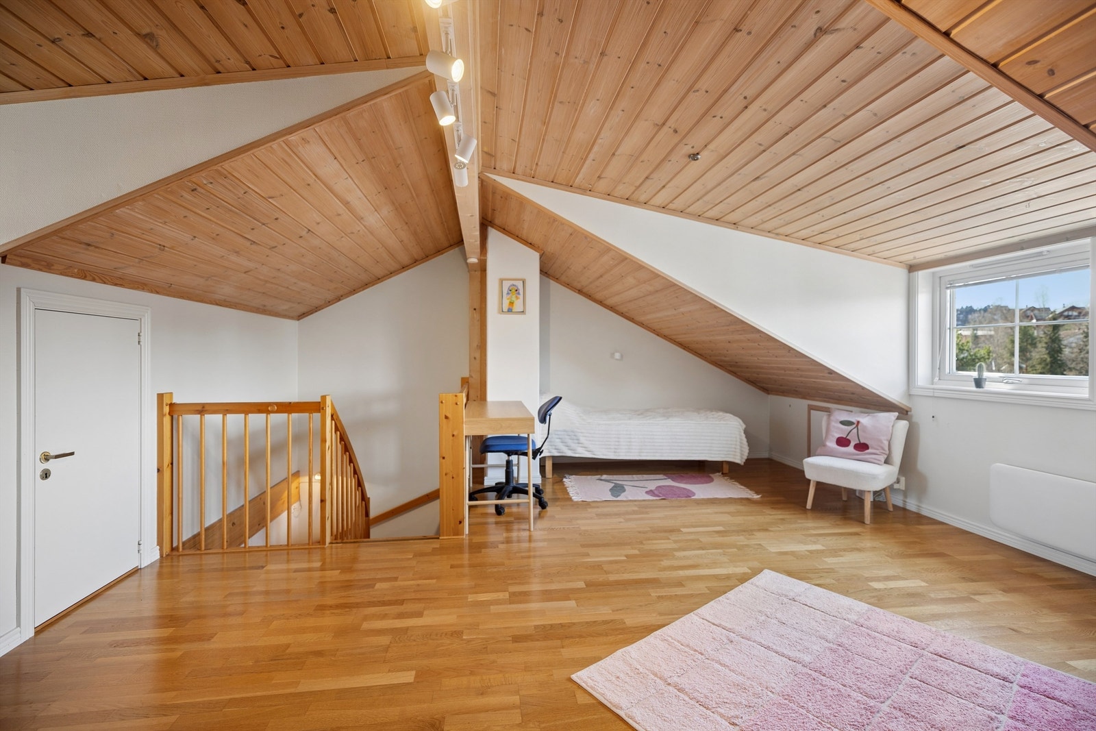 Inngang til bod til venstre fra trappoppgangen samt lagring i kneveggene. Galleribilde