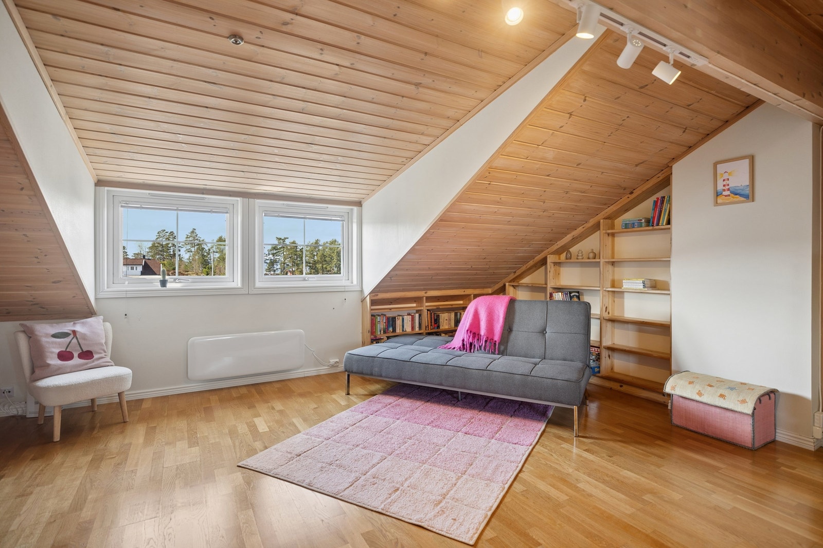 Rommet er romslig med godt lysinnslipp. Galleribilde