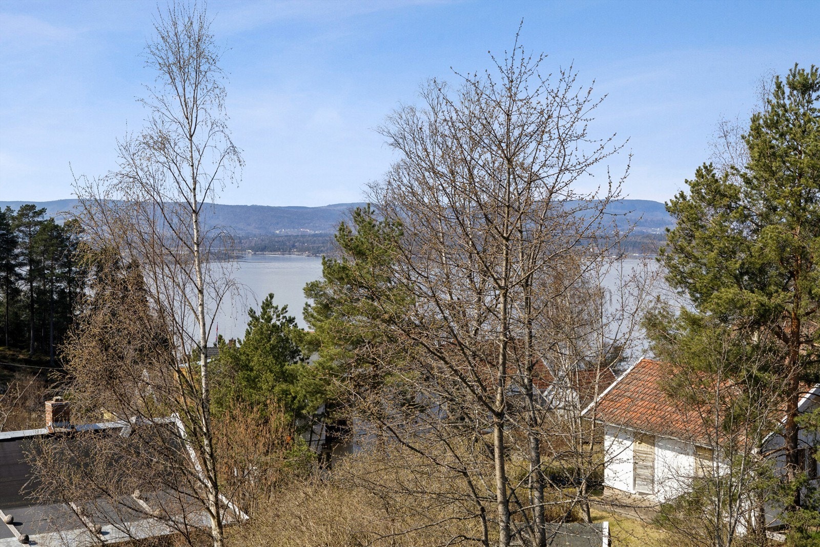 Utsikt fra andre etasje. Sentralt beliggende, 1 min til bussholdeplass, kort gangavstand til bl.a kafeer, bibliotek, matforretninger, kjøpesenter, barnehager og skoler samt vakre strandpromenaden med brygger og badestrand. Galleribilde