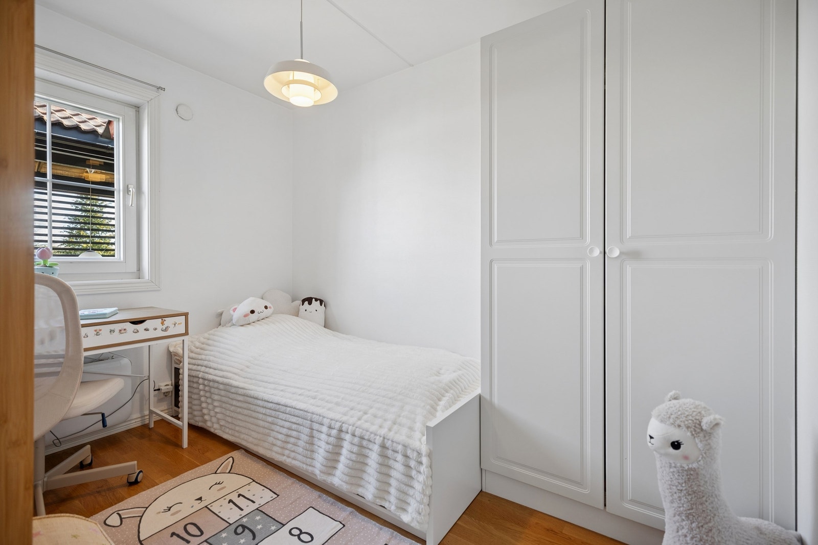 Soverom nummer to fremstår også lyst og delikat, og er praktisk innredet med garderobeskap som gir gode oppbevaringsmuligheter. Galleribilde
