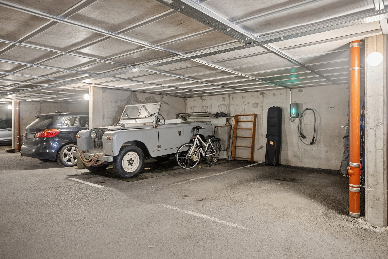 Garasjeplass med elbillader Galleribilde
