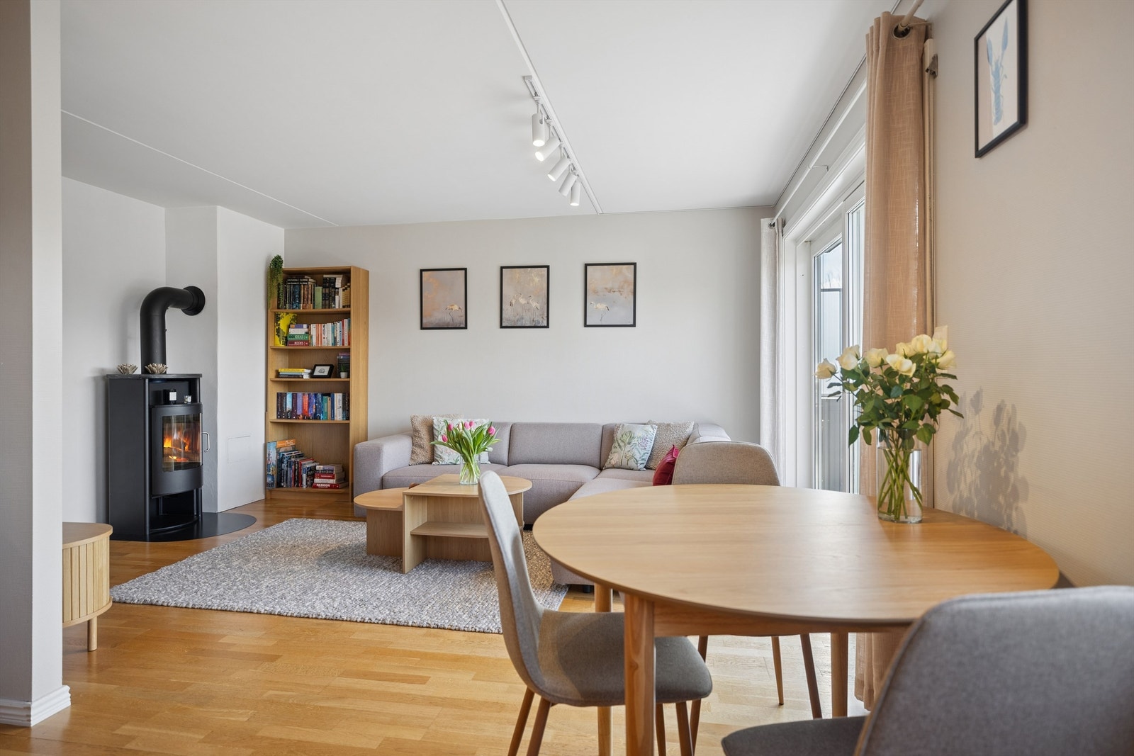 En romslig og lun stue som inviterer til både rolige kvelder og hyggelige samlinger. Galleribilde