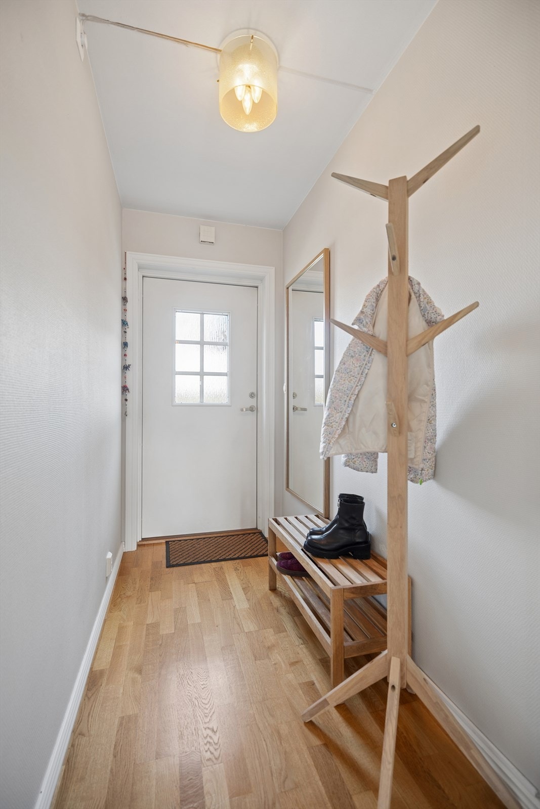 Praktisk entré med stilren eikeparkett og rikelig plass til yttertøy. Galleribilde