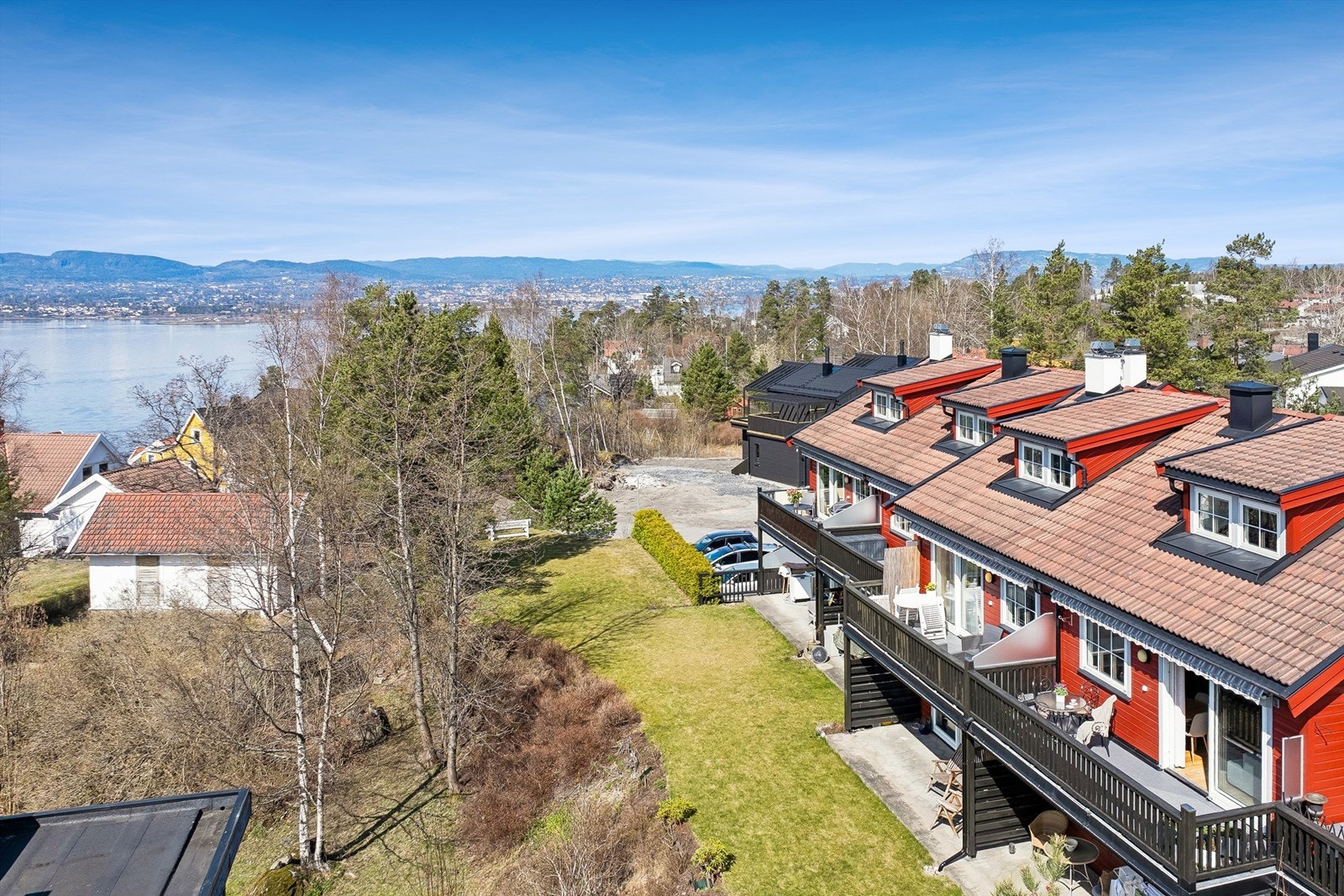 Fellesarealene er pent opparbeidet med asfaltert adkomst - og parkeringsområde, plener og beplantning. Galleribilde