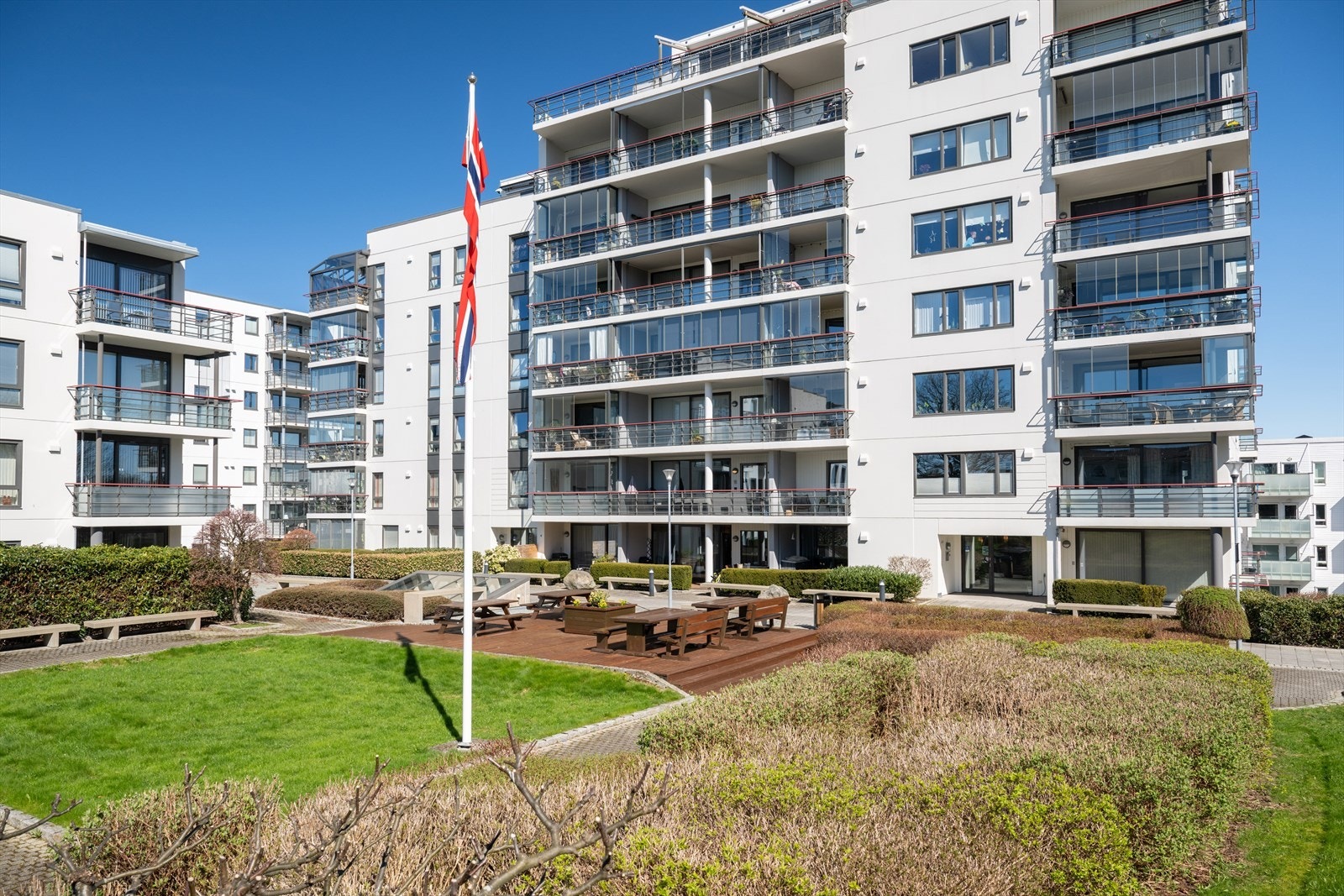 Totalt sett er dette en attraktiv leilighet med gode planløsninger, flotte uteplasser og en populær beliggenhet. Velkommen til en hyggelig visning! Galleribilde
