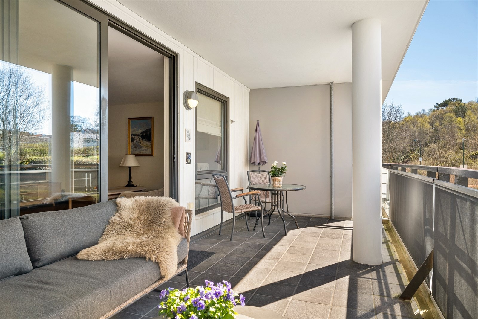 Med balkong på begge sider kan du nyte både gode solforhold på den ene, som ligger lunt og skjermet til, samt morgenkaffe og sjøutsikt på den andre. Galleribilde