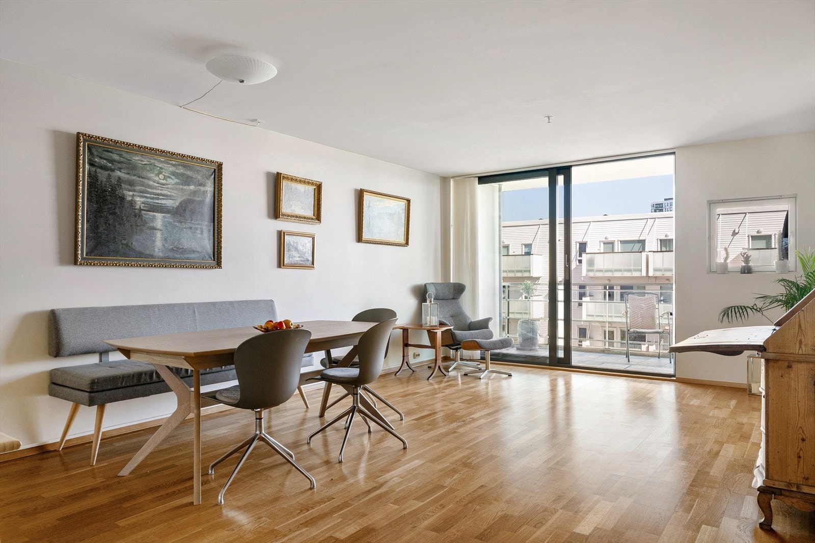 Fra stuen er det terrassedører i begge ender, fra gulv til tak, som slipper inn rikelig med naturlig lys. Disse gir tilgang til to balkonger, en på hver side av leiligheten. Galleribilde