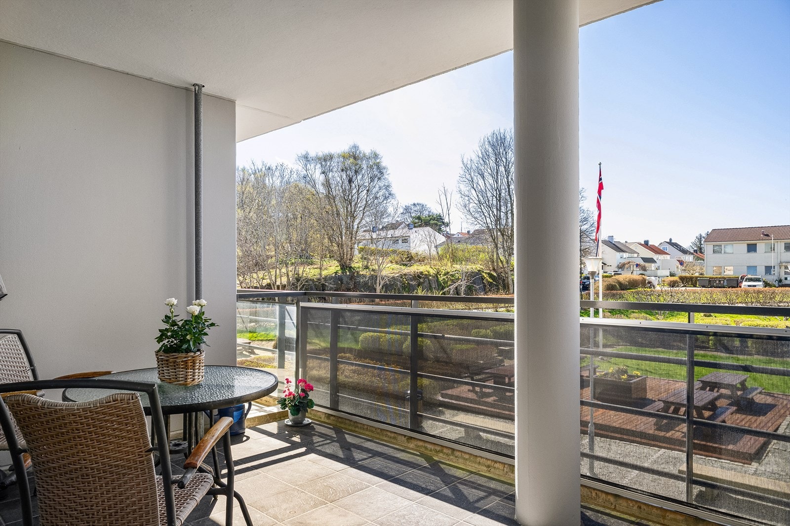 Den største balkongen er sørvestvendt og egner seg perfekt til avslapning på varme sommerdager. Galleribilde