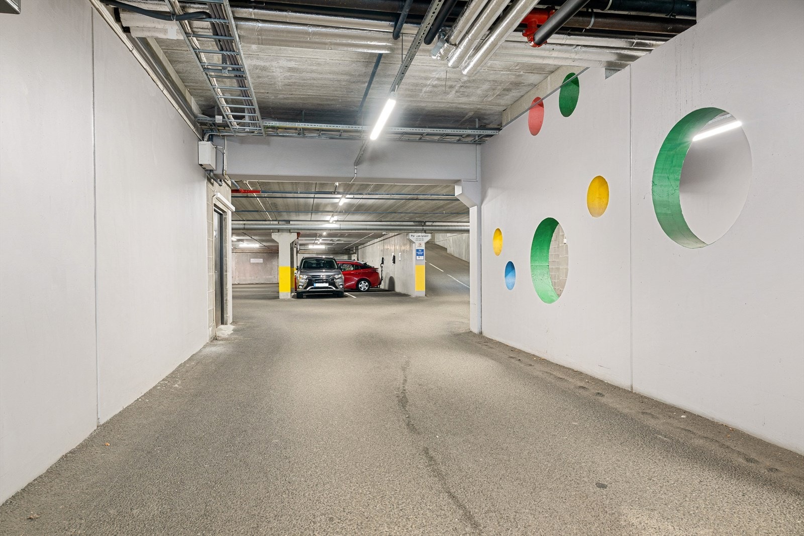 Fast parkering i lukket garasjeanlegg. Galleribilde