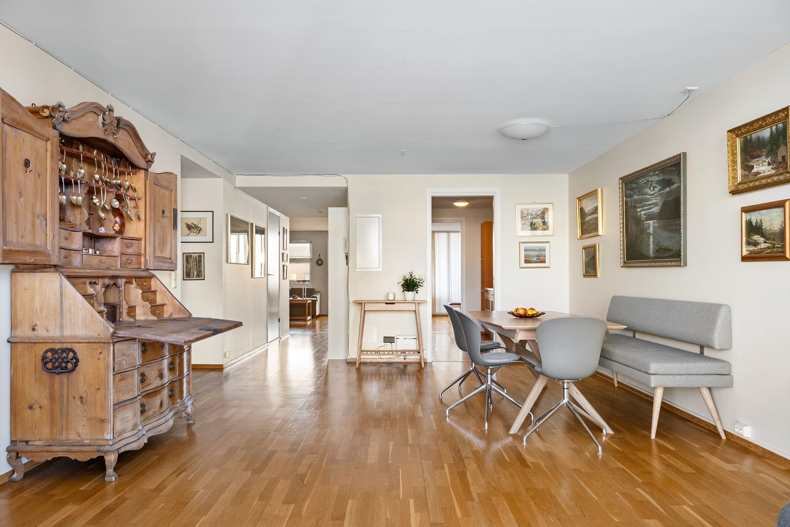 Det er god plass til spisegruppe, og her ligger alt til rette for hyggelige middager med familie og venner. Galleribilde