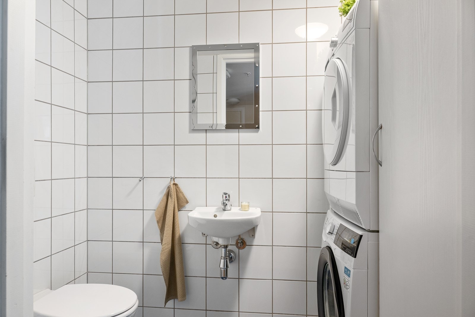 Leiligheten har også et gjestetoalett med opplegg for vaskemaskin og tørketrommel. Galleribilde