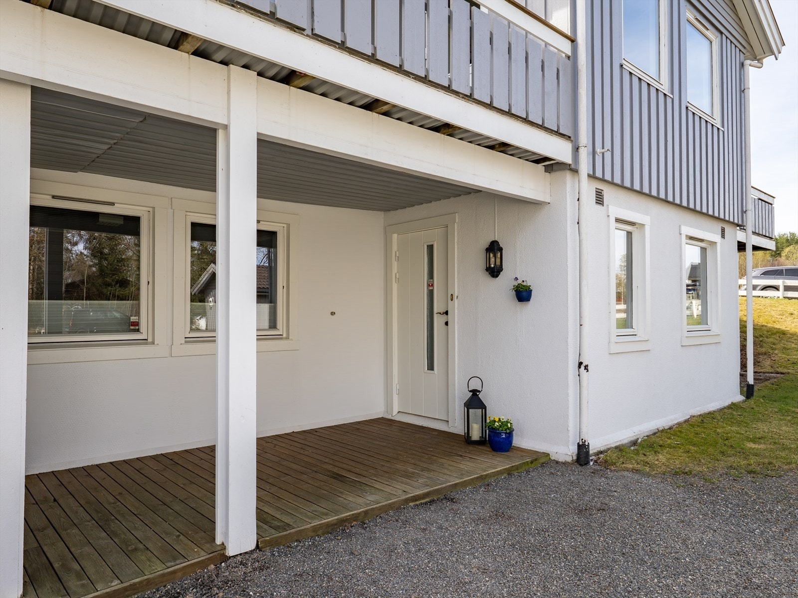 Overbygget inngangsparti i sokkeletasjen med en platting på 8 m² i impregnerte trekonstruksjoner. Galleribilde
