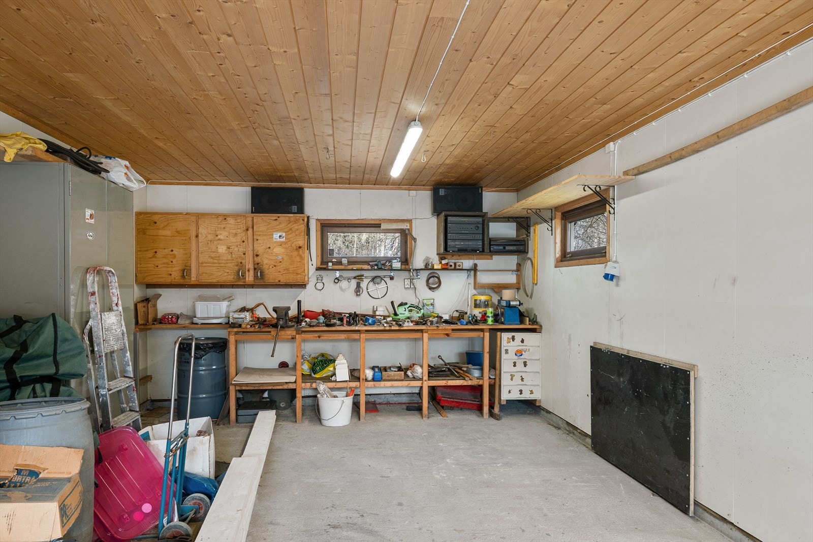 Garasjen har et totalt bruksareal på ca 88 m². Svært gode lagringsmuligheter. Galleribilde