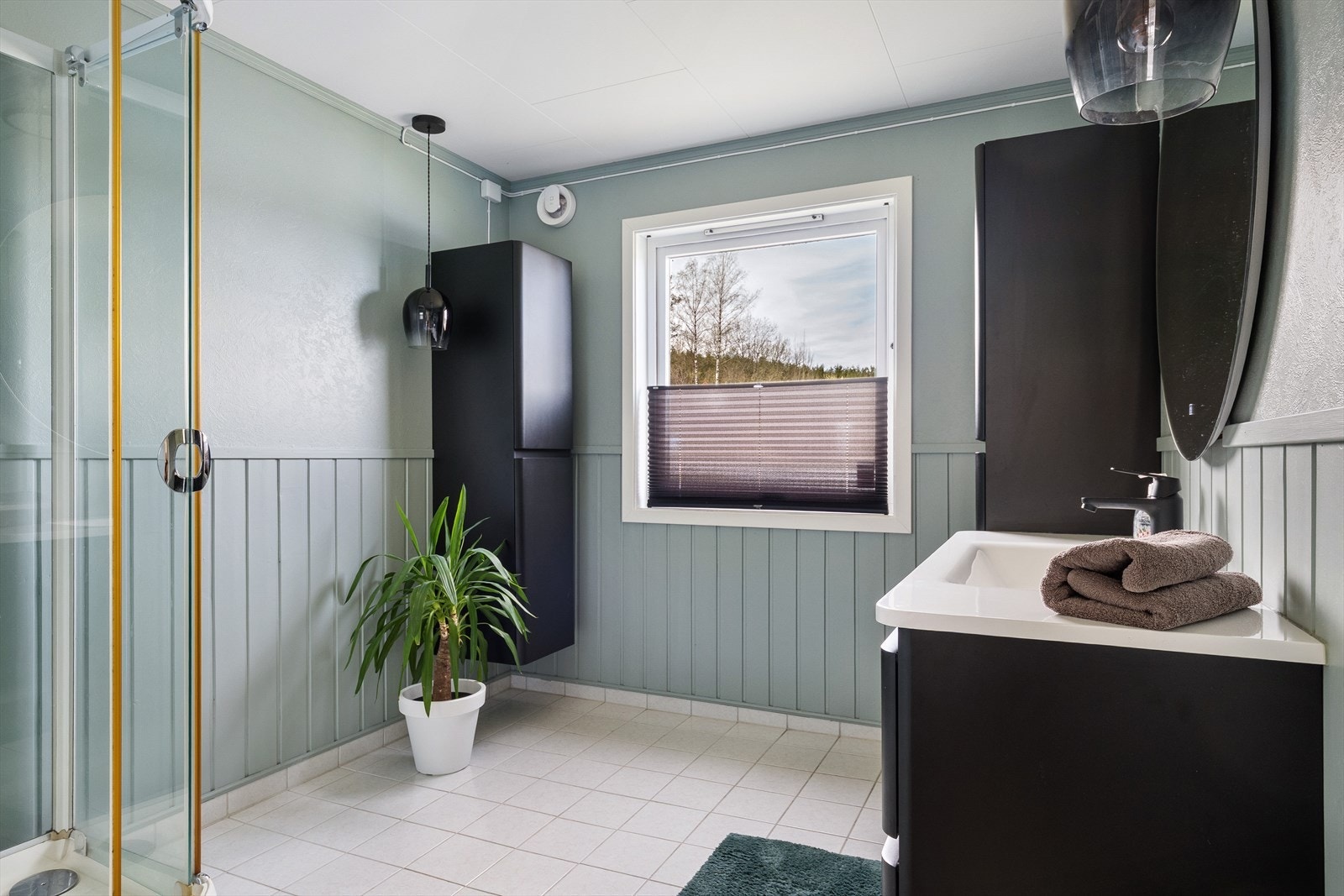 Badet i hovedetasjen ble modernisert med ny innredning i 2023. Galleribilde