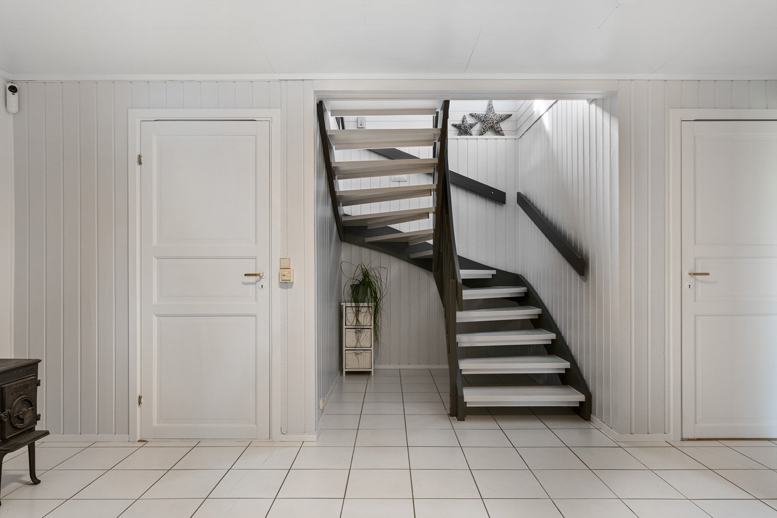 Den malte tretrappen med åpne opptrinn binder de to etasjene sammen. Galleribilde