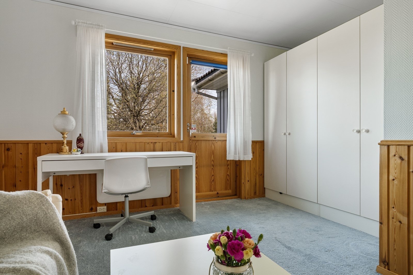 Rommet har rikelig med oppbevaring i garderobeskap. Galleribilde