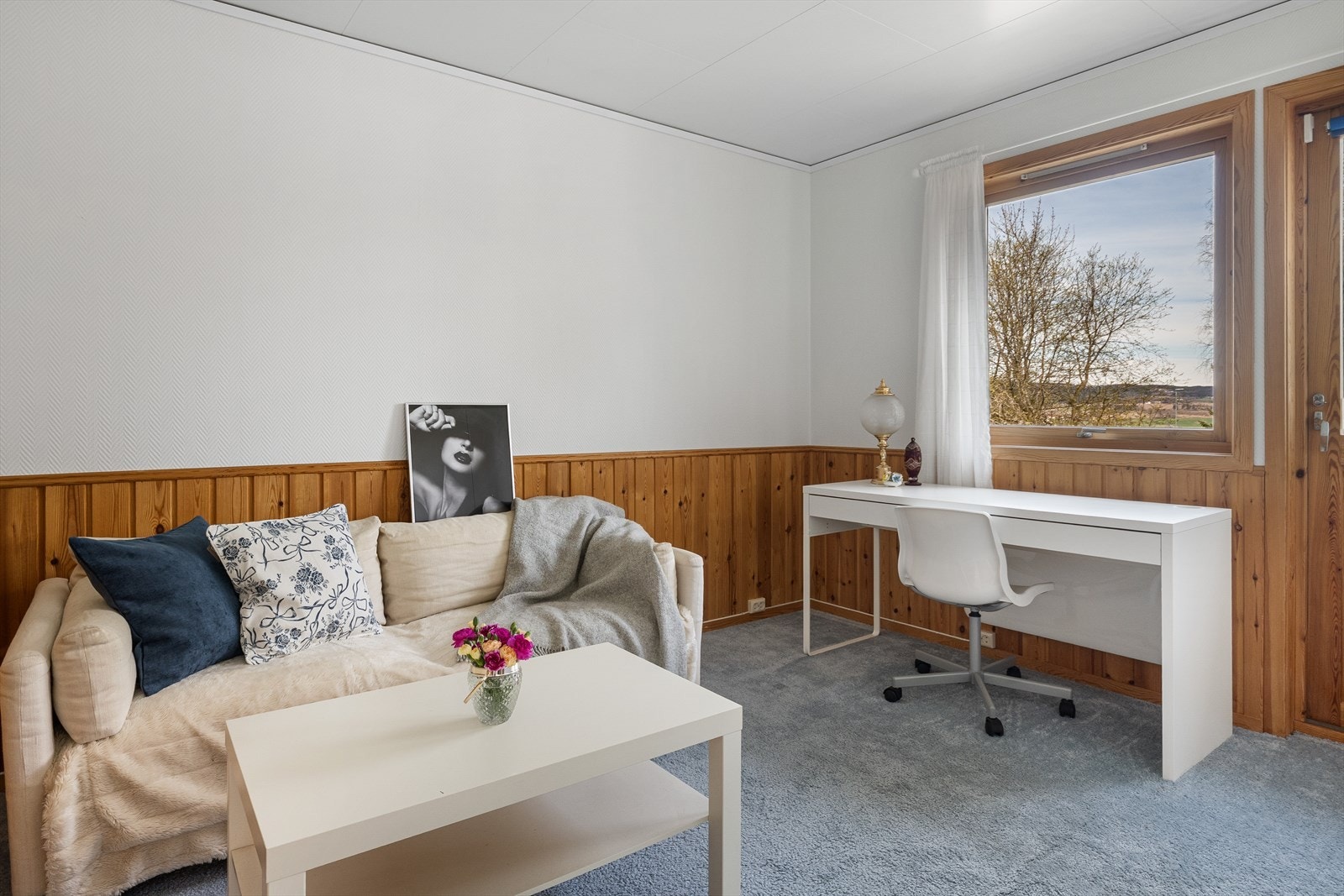 Soverommet i hovedetasjen har vegg-til-vegg teppe og god plass til både seng og arbeidsplass. Utgang til balkong. Galleribilde