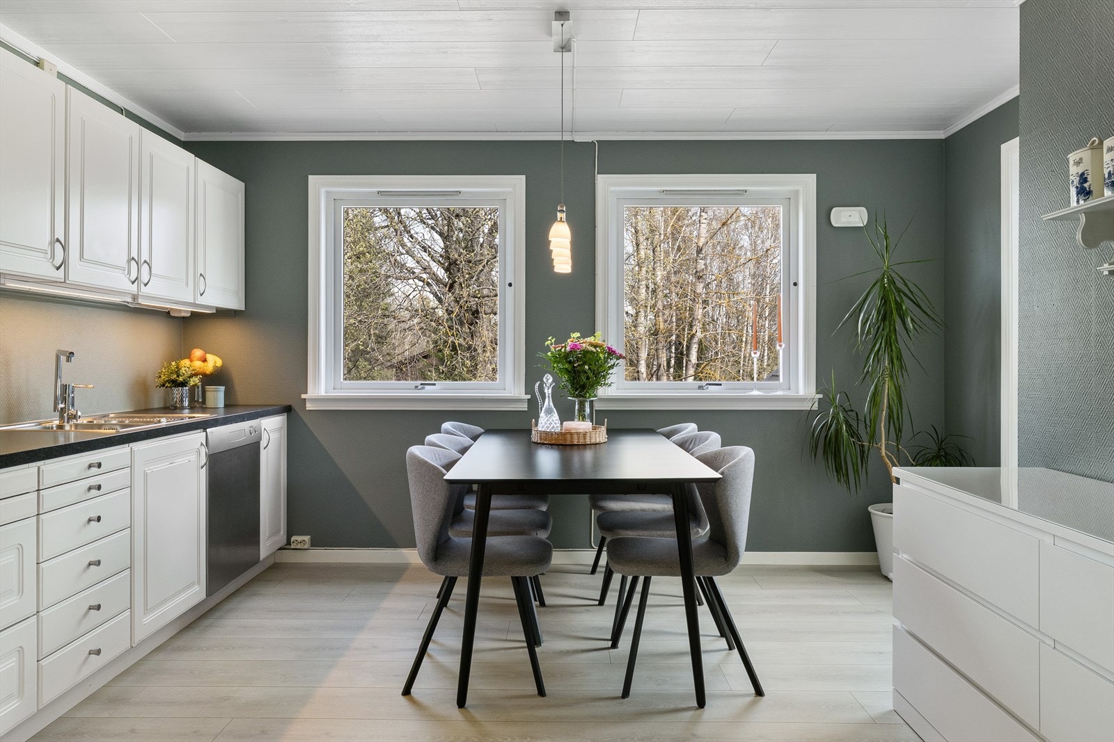 Romslig kjøkken med god plass til spisebord. Gulvet ble oppgradert med nytt laminat i 2022. Galleribilde
