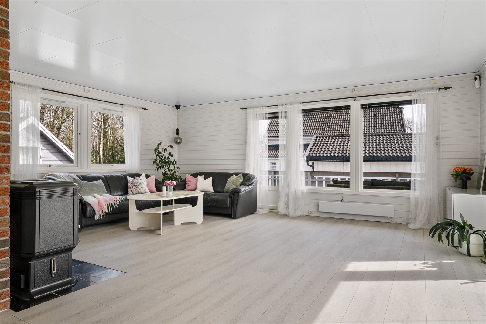 Rommet er enkelt å møblere med flere soner for både sofagruppe og spisebord. Galleribilde