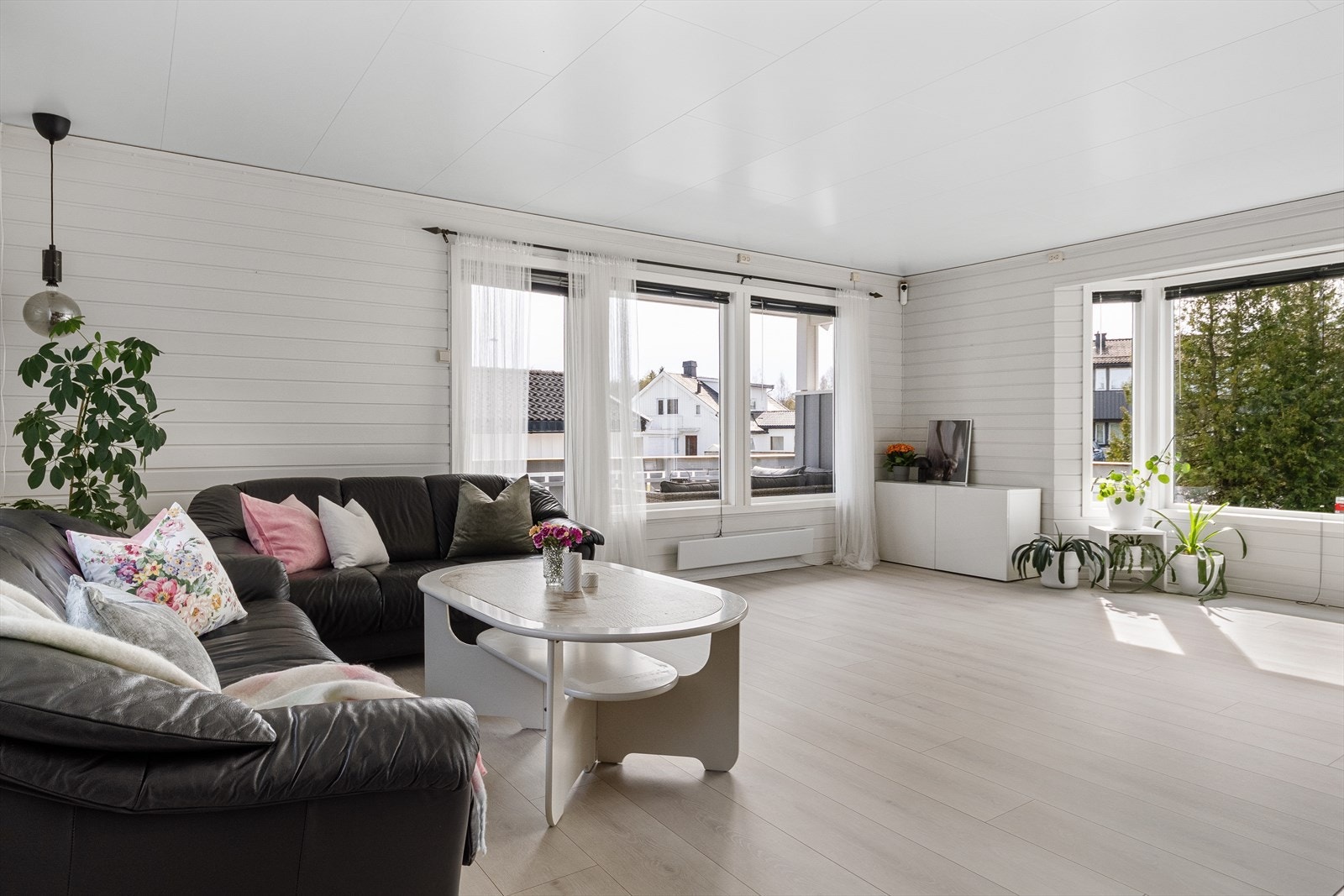 Fra stuen er det direkte utgang til den store terrassen. Galleribilde